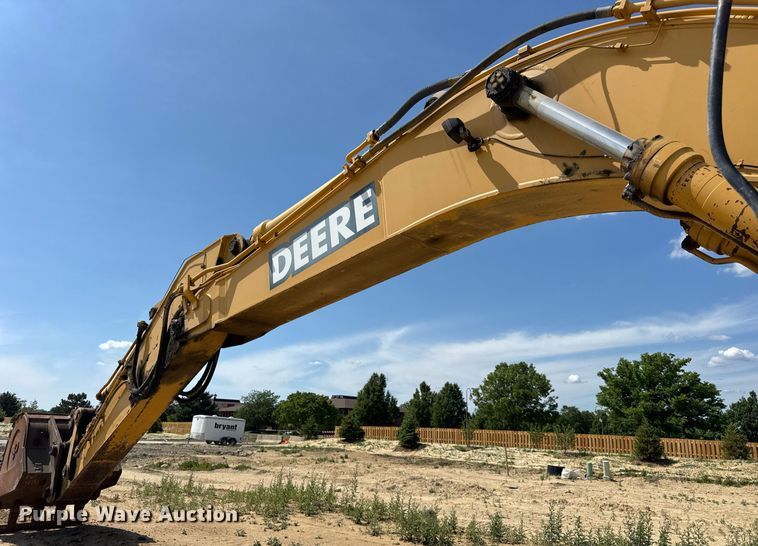 image for item EF2062 2004 John Deere 450C LC excavator