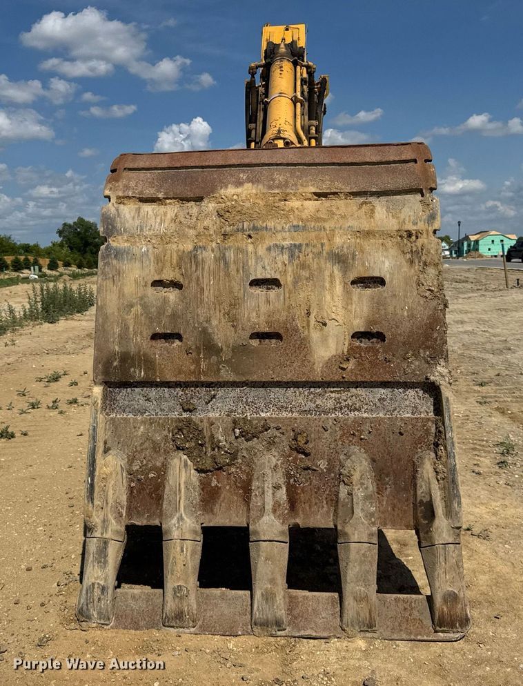 image for item EF2062 2004 John Deere 450C LC excavator