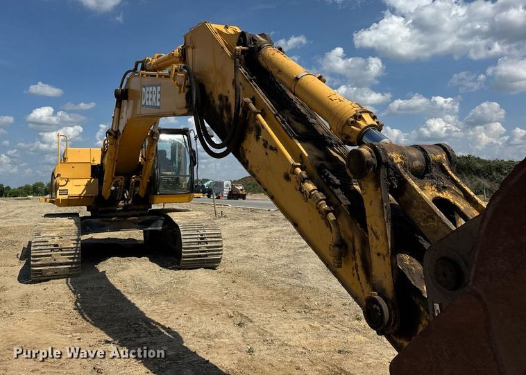 image for item EF2062 2004 John Deere 450C LC excavator