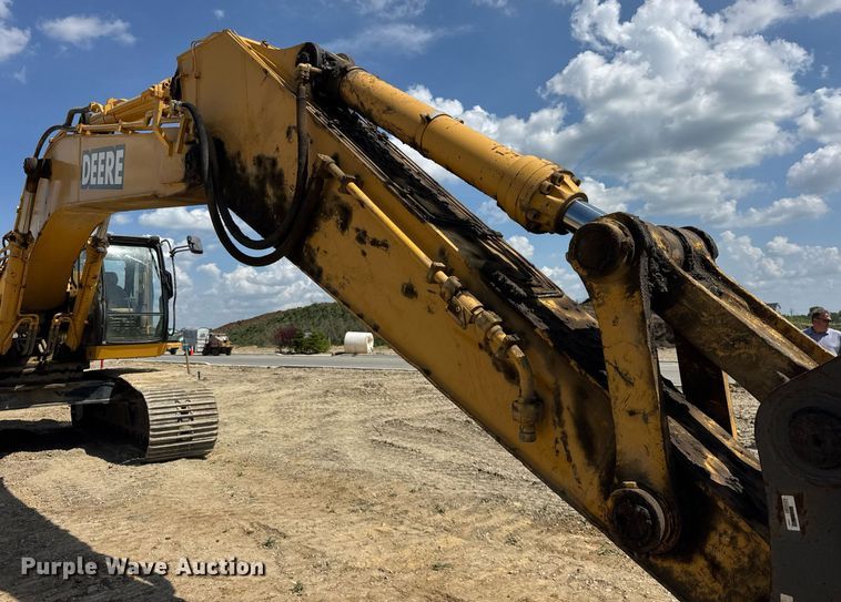 image for item EF2062 2004 John Deere 450C LC excavator