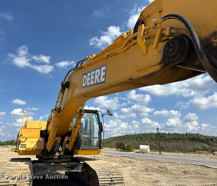 image for item EF2062 2004 John Deere 450C LC excavator