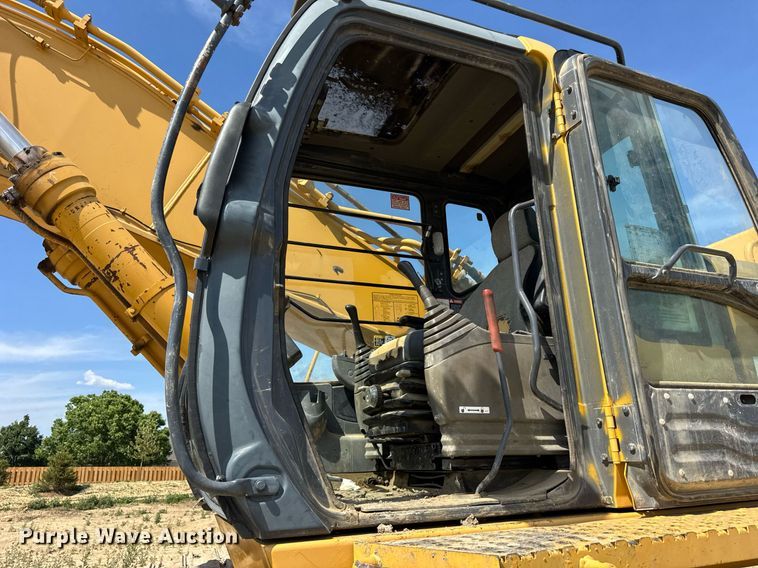 image for item EF2062 2004 John Deere 450C LC excavator