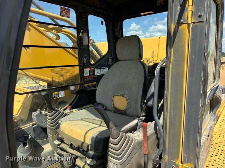 image for item EF2062 2004 John Deere 450C LC excavator