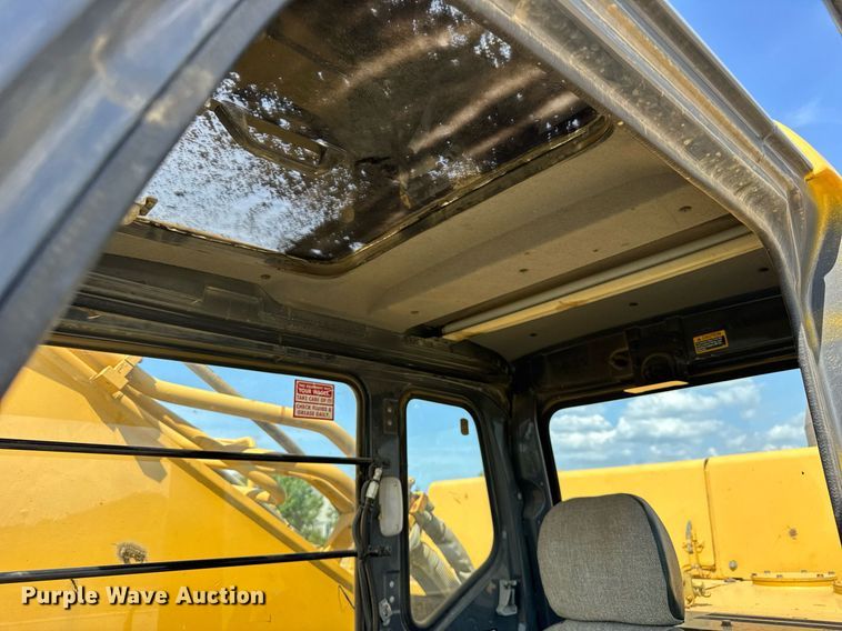 image for item EF2062 2004 John Deere 450C LC excavator