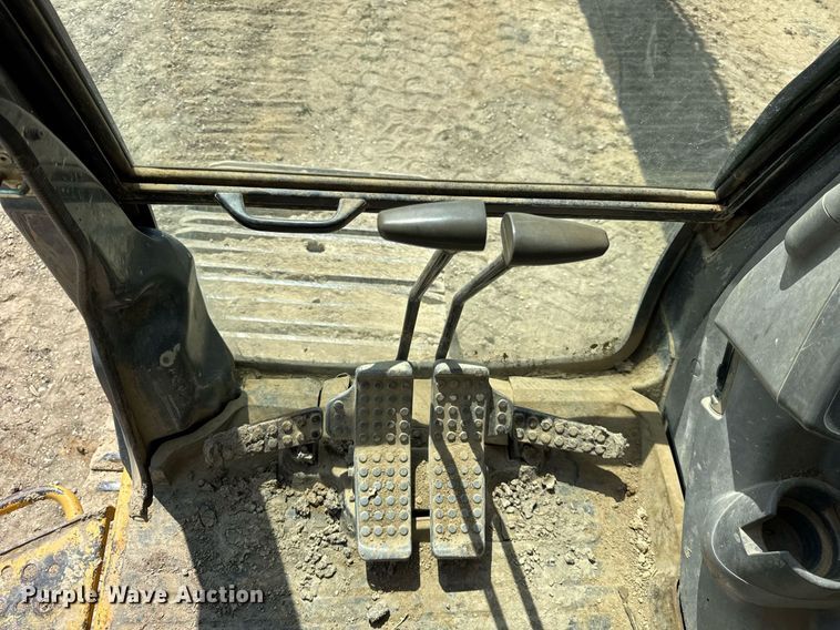 image for item EF2062 2004 John Deere 450C LC excavator