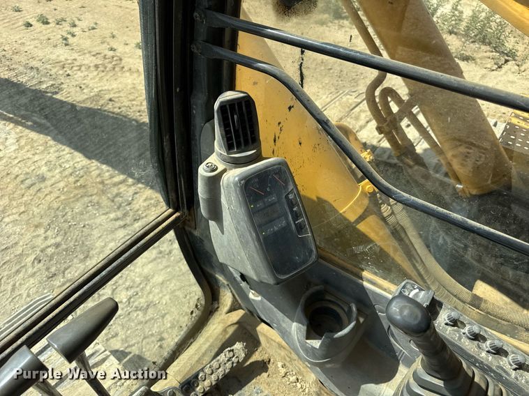 image for item EF2062 2004 John Deere 450C LC excavator