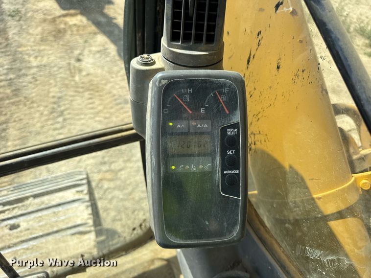 image for item EF2062 2004 John Deere 450C LC excavator