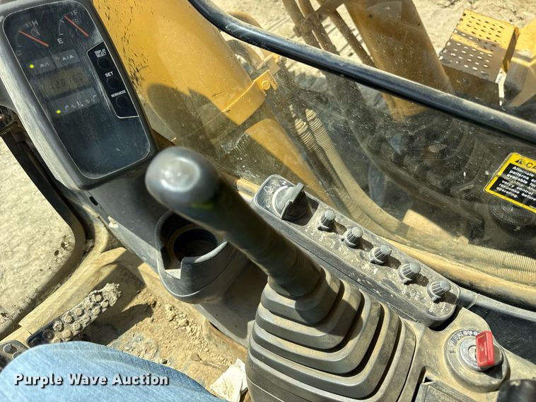 image for item EF2062 2004 John Deere 450C LC excavator