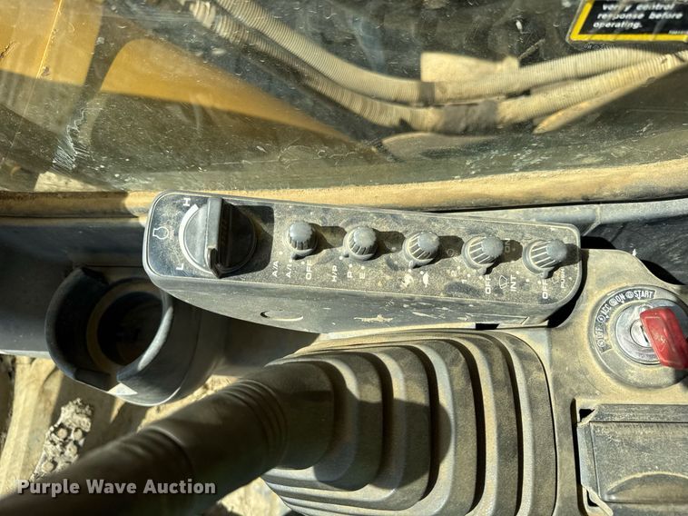 image for item EF2062 2004 John Deere 450C LC excavator