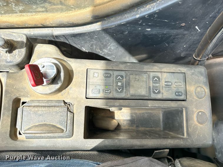 image for item EF2062 2004 John Deere 450C LC excavator