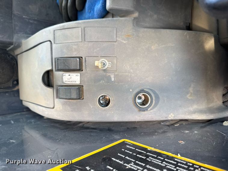 image for item EF2062 2004 John Deere 450C LC excavator