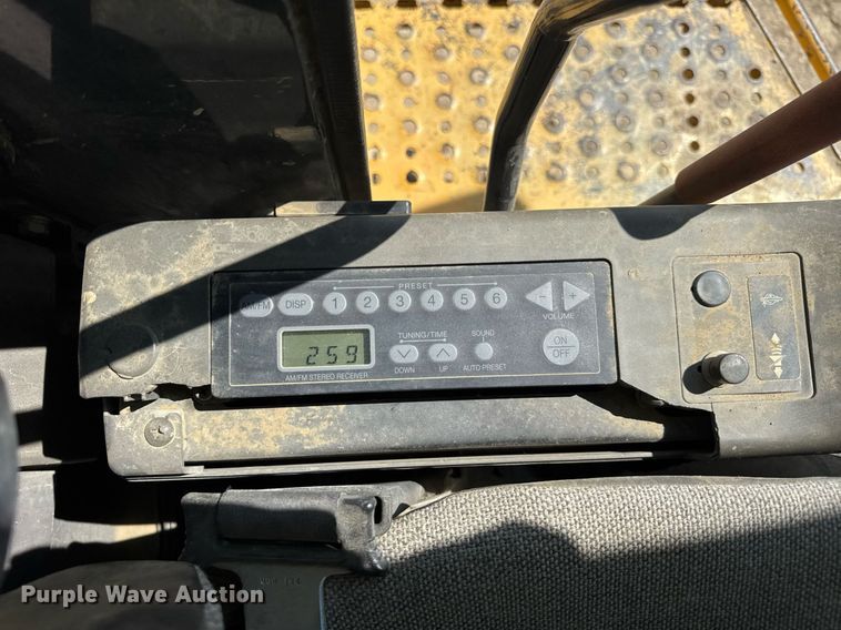 image for item EF2062 2004 John Deere 450C LC excavator