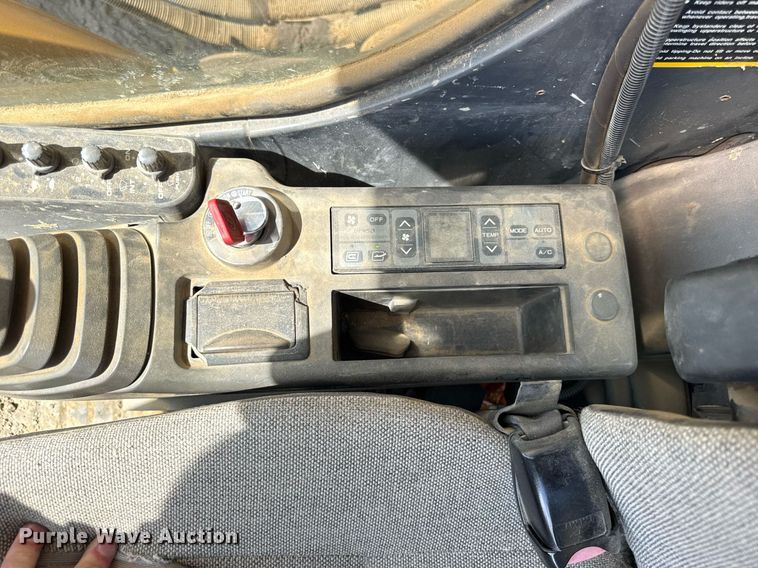 image for item EF2062 2004 John Deere 450C LC excavator