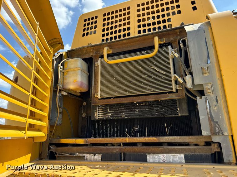 image for item EF2062 2004 John Deere 450C LC excavator