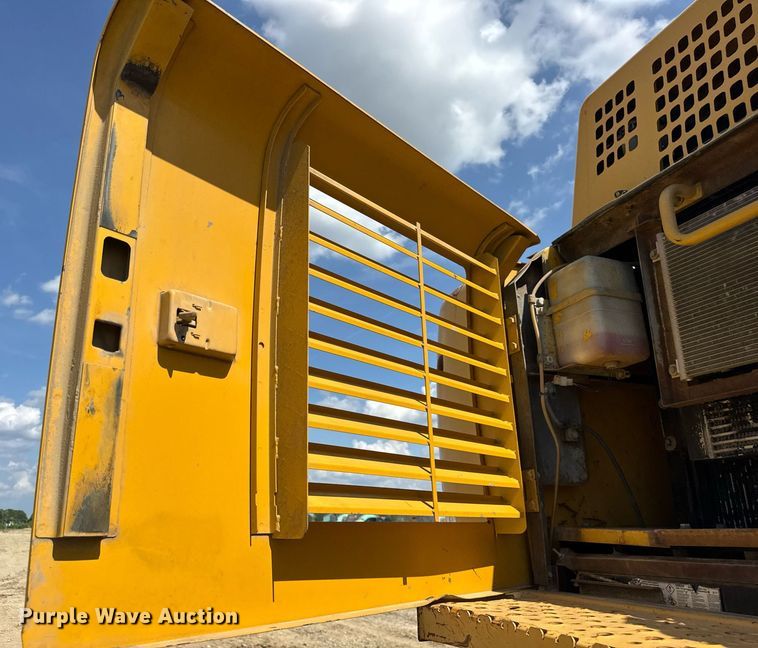 image for item EF2062 2004 John Deere 450C LC excavator