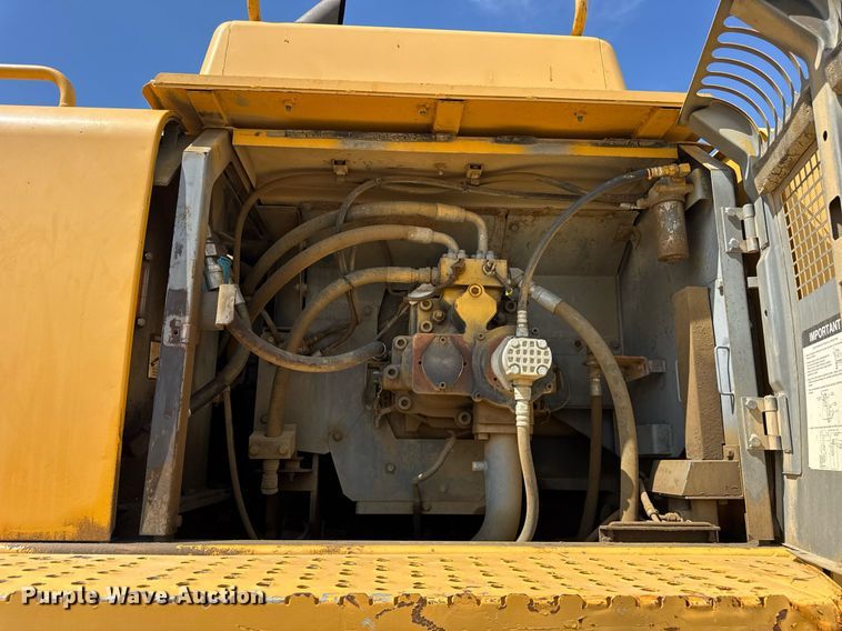 image for item EF2062 2004 John Deere 450C LC excavator