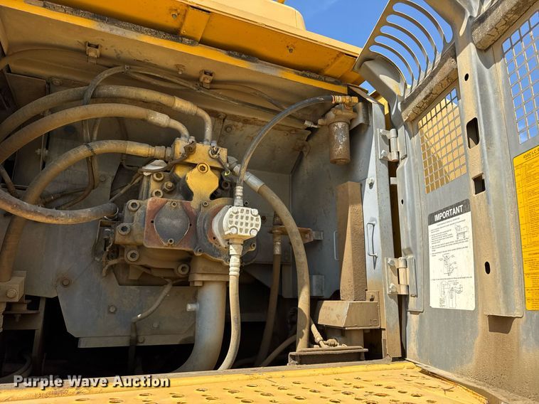 image for item EF2062 2004 John Deere 450C LC excavator