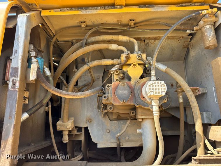 image for item EF2062 2004 John Deere 450C LC excavator