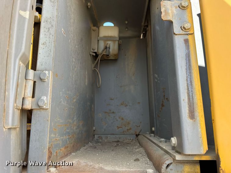 image for item EF2062 2004 John Deere 450C LC excavator