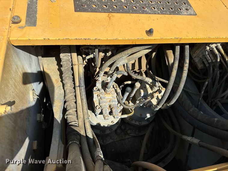 image for item EF2062 2004 John Deere 450C LC excavator