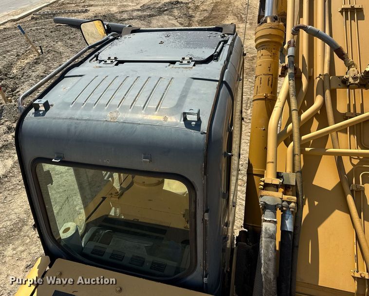 image for item EF2062 2004 John Deere 450C LC excavator