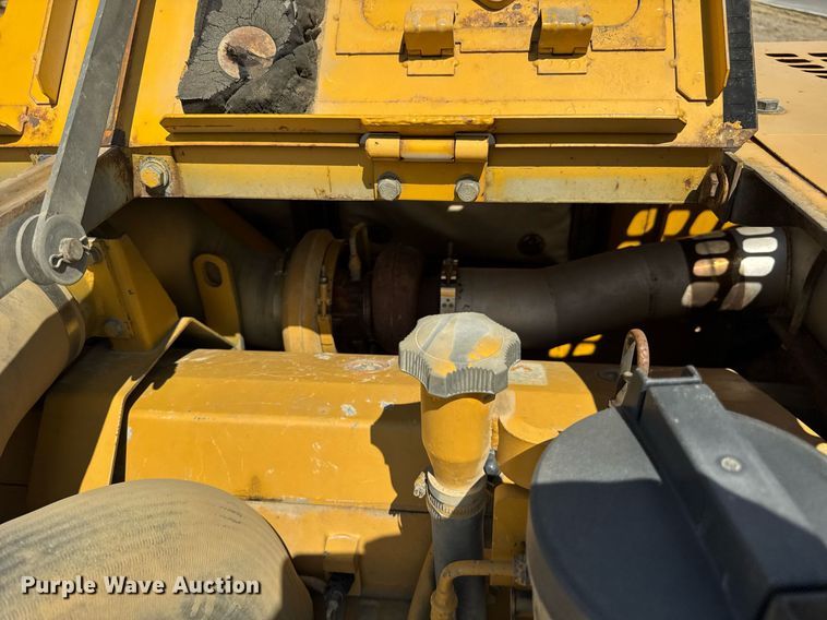 image for item EF2062 2004 John Deere 450C LC excavator