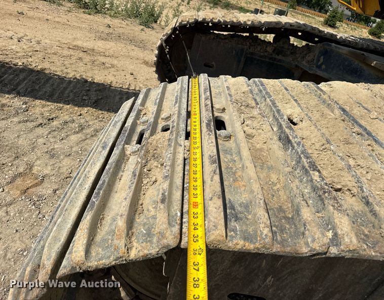 image for item EF2062 2004 John Deere 450C LC excavator