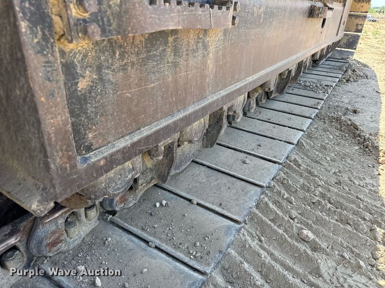 image for item EF2062 2004 John Deere 450C LC excavator