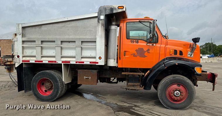 image for item EF2063 1998 Ford L8501 dump truck