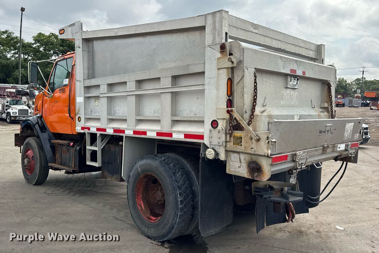 image for item EF2063 1998 Ford L8501 dump truck
