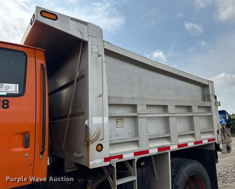 image for item EF2063 1998 Ford L8501 dump truck
