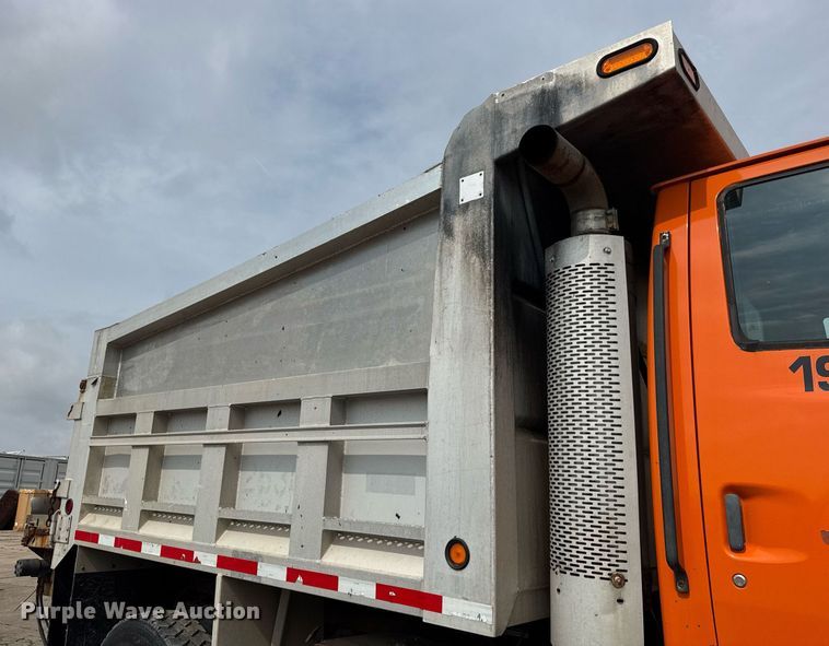 image for item EF2063 1998 Ford L8501 dump truck