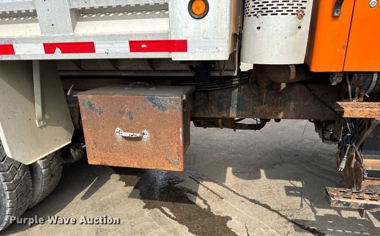 image for item EF2063 1998 Ford L8501 dump truck