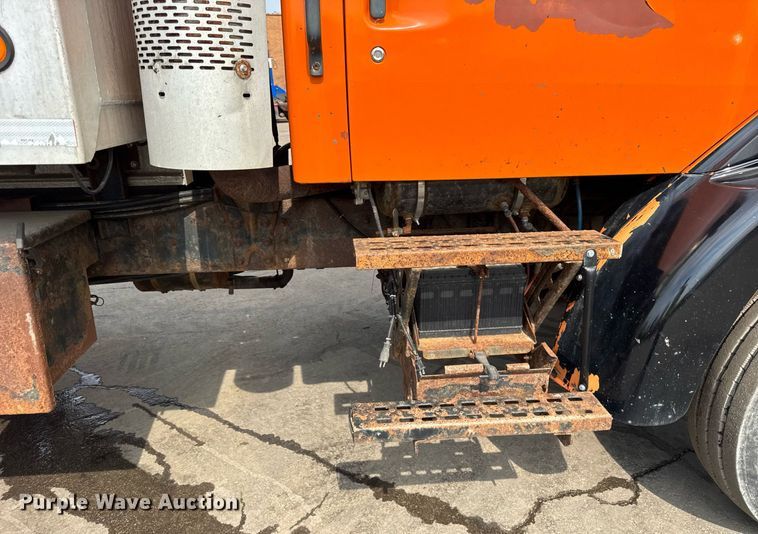 image for item EF2063 1998 Ford L8501 dump truck