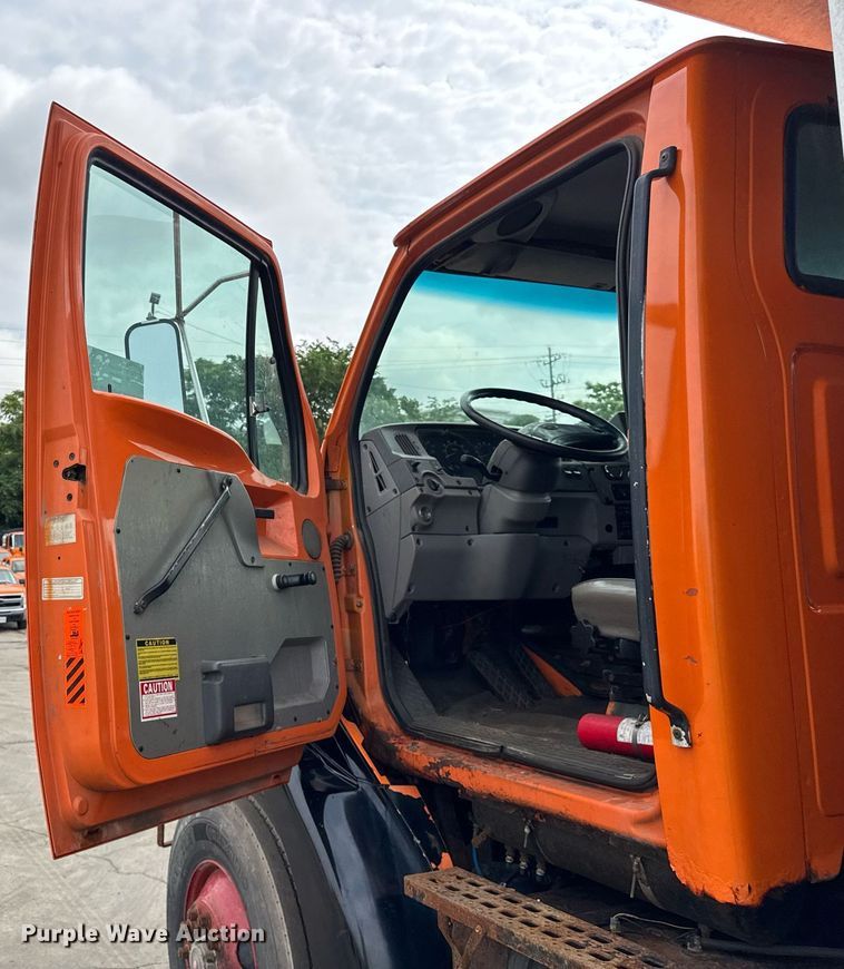 image for item EF2063 1998 Ford L8501 dump truck