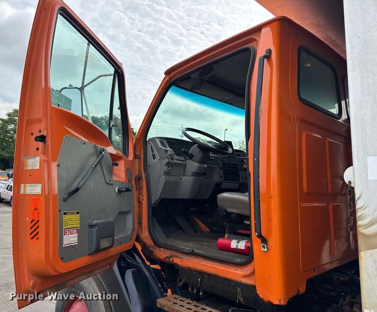 image for item EF2063 1998 Ford L8501 dump truck