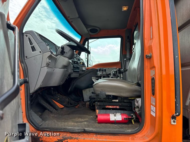 image for item EF2063 1998 Ford L8501 dump truck