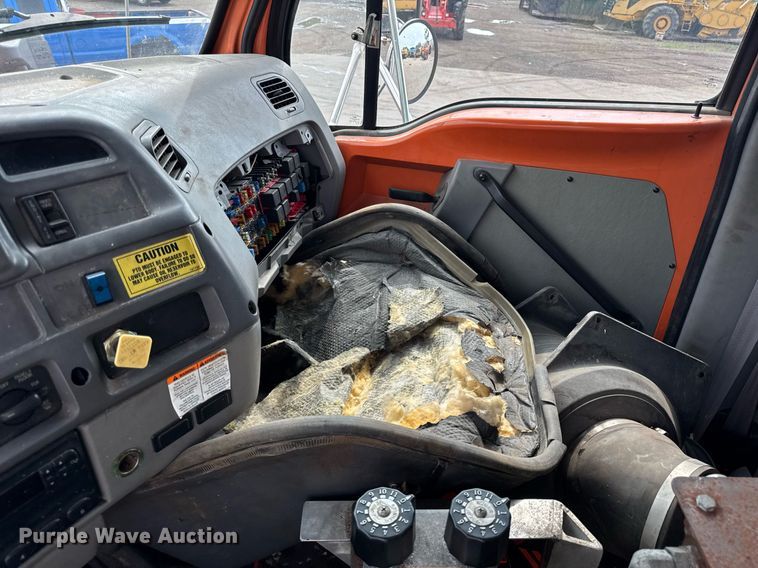 image for item EF2063 1998 Ford L8501 dump truck