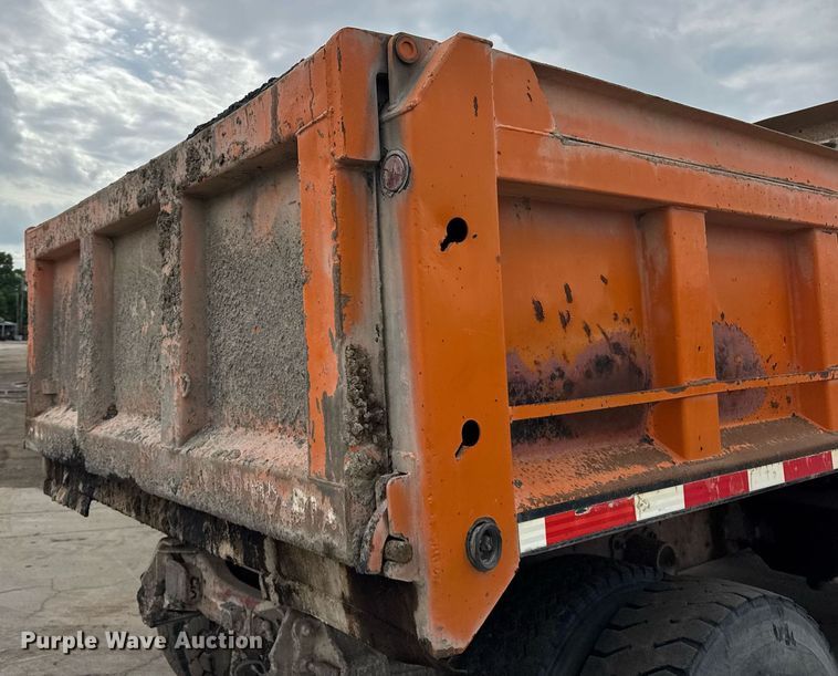 image for item EF2066 2001 Ford F750 Super Duty dump truck