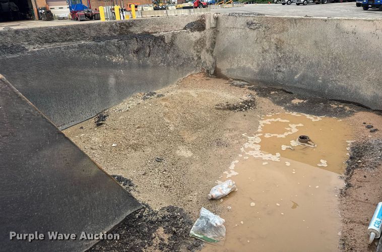 image for item EF2066 2001 Ford F750 Super Duty dump truck