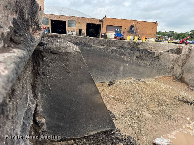 image for item EF2066 2001 Ford F750 Super Duty dump truck