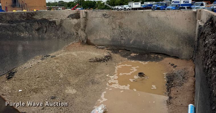 image for item EF2066 2001 Ford F750 Super Duty dump truck