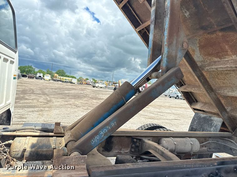 image for item EG5829 1993 Ford F700 dump flatbed truck
