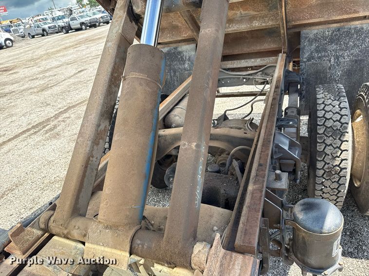 image for item EG5829 1993 Ford F700 dump flatbed truck