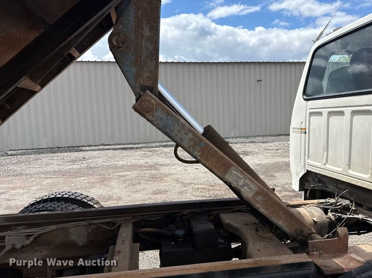 image for item EG5829 1993 Ford F700 dump flatbed truck