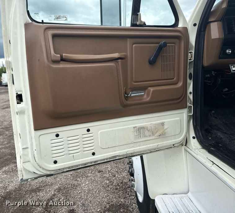 image for item EG5829 1993 Ford F700 dump flatbed truck