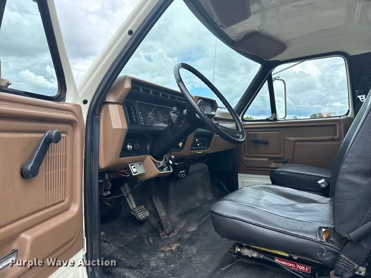 image for item EG5829 1993 Ford F700 dump flatbed truck