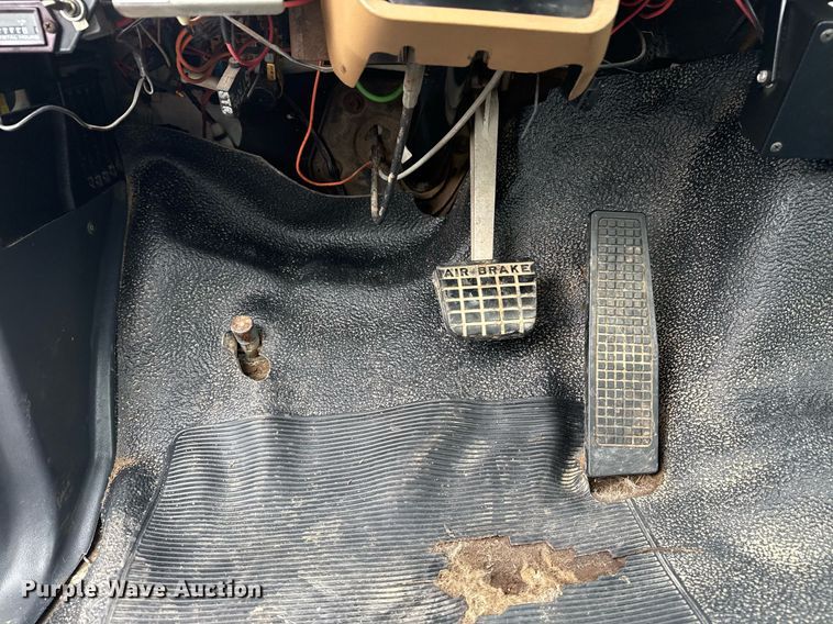 image for item EG5829 1993 Ford F700 dump flatbed truck