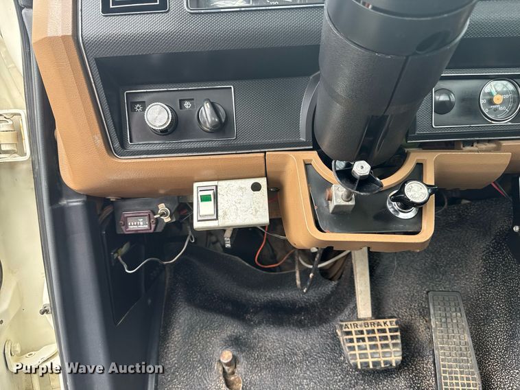 image for item EG5829 1993 Ford F700 dump flatbed truck