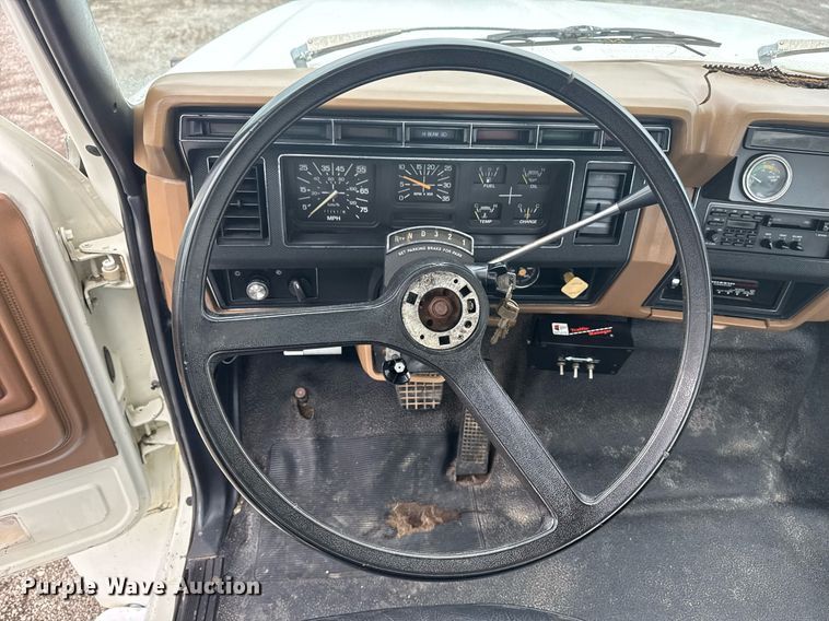 image for item EG5829 1993 Ford F700 dump flatbed truck